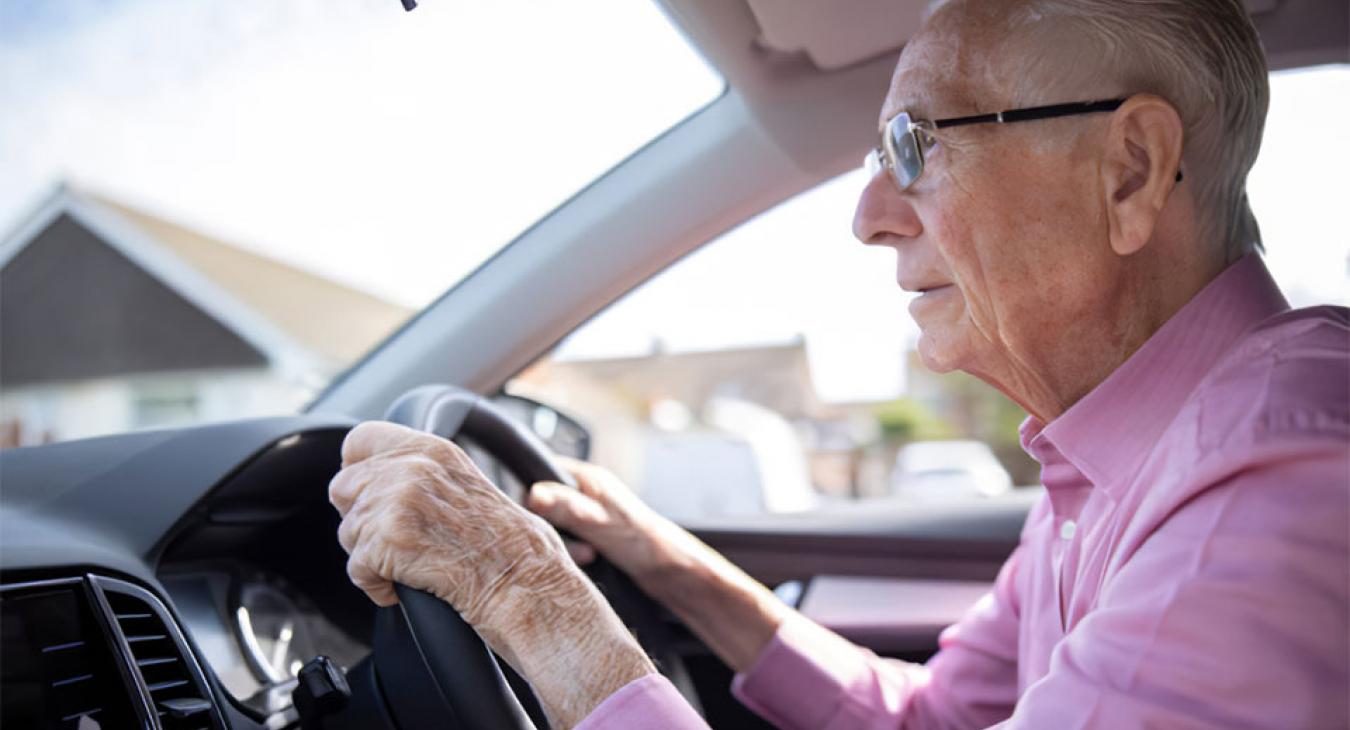 Hány éves korig szabad autót vezetnie az időseknek? 