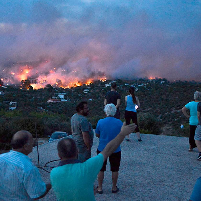 A görög tűzoltók nemzetközi segítséggel sem tudják megfékezni a lángokat