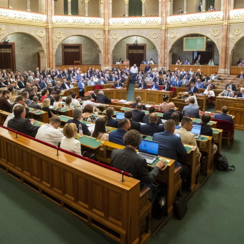 Államfőválasztás előtt az Országgyűlés - eljött a svédek nagy napja is