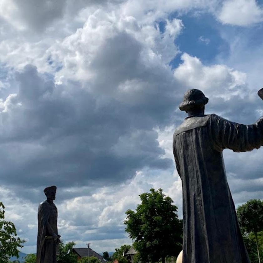 „Szedesse le ezt a szégyenfoltot” – Balog Zoltán nevét és idézetét leszedik egy budapesti emlékműről 