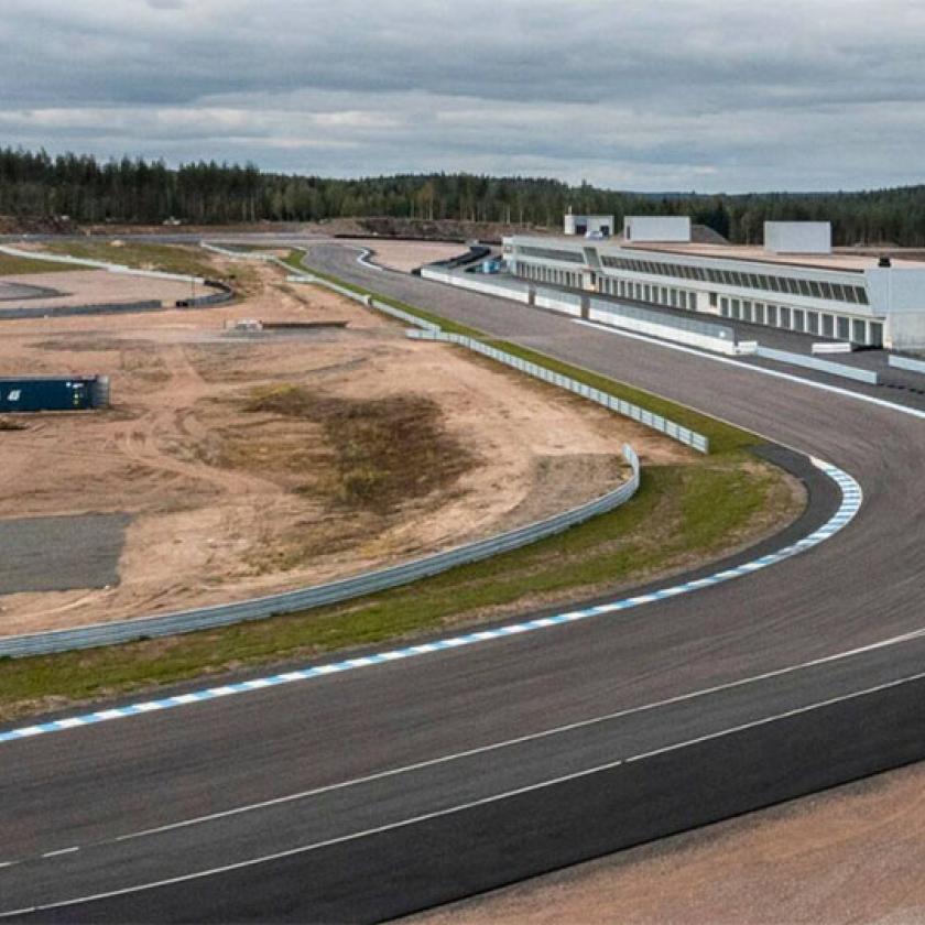 Motorversenypályát vett Finnországban Szijjártó Péter sógora