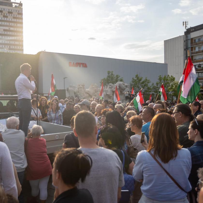 Magyar Péter reagált a vádakra, miszerint a NER-t segítik, ha ellenzéki vezetésű kerületekben indítanak polgármester-jelölteket 