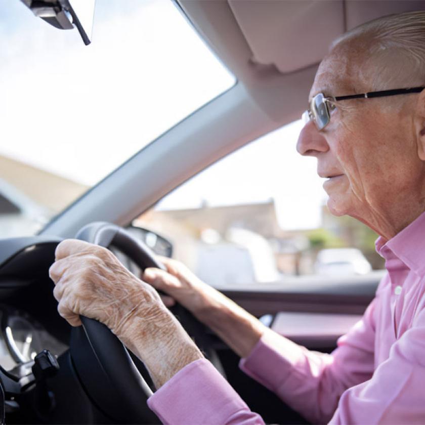 Hány éves korig szabad autót vezetnie az időseknek? 