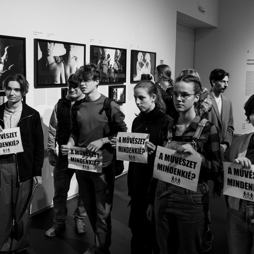 Eljárás indult az Egységes Diákfront tagja ellen, miután felsorakoztak a Néprajzi Múzeum melegellenes kordonjánál 