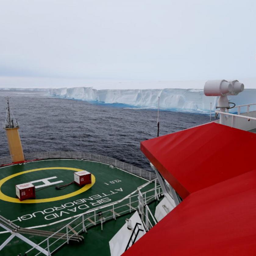Egy kutatóhajó a világ legnagyobb jéghegyének útjába került, így sikerült videóra venni 