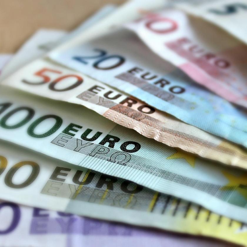 400 forintos euróval és kamatvágással számolnak az elemzők