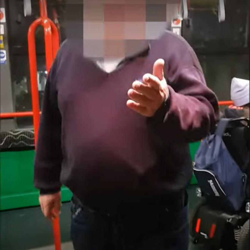 Rátámadt a budapesti buszsofőr a kerekesszékes nő kísérőjére