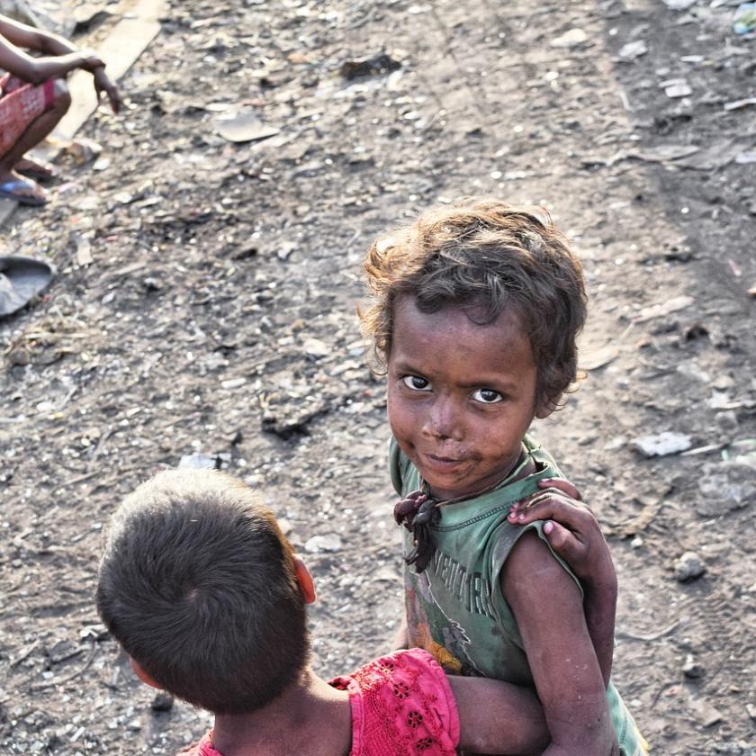 Gyerekek éheznek és halnak meg, rossz célokra fordítják a pénzt