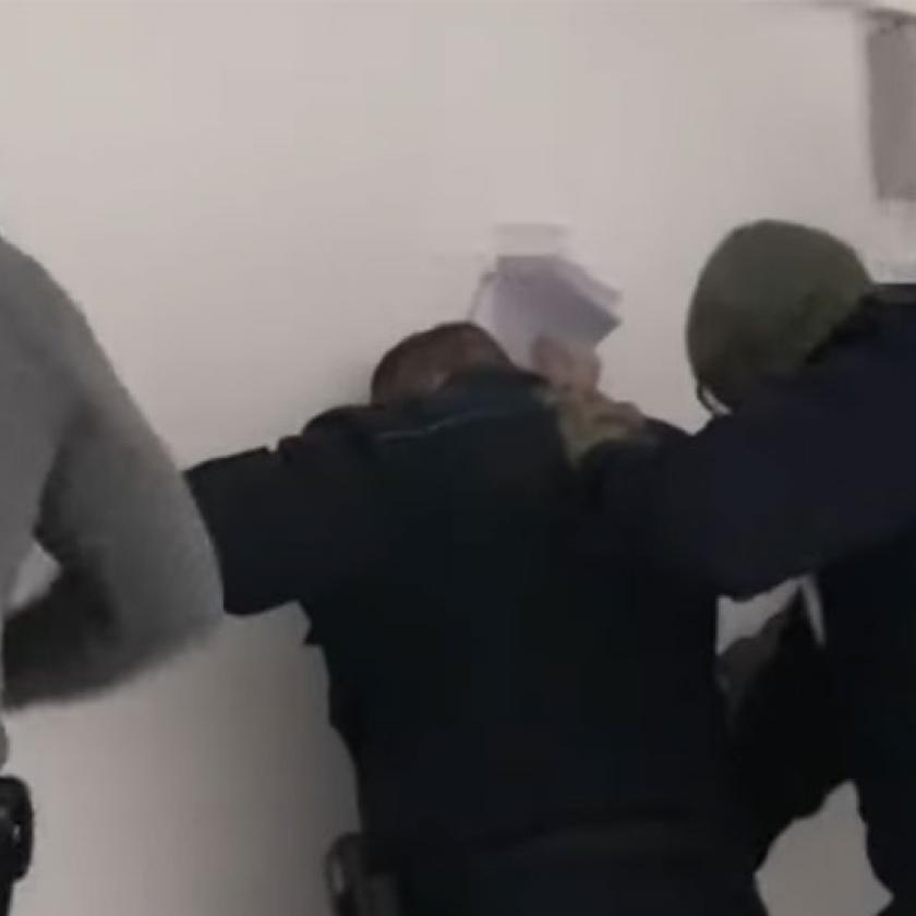 A TEK csapott le négy rendőrre – VIDEÓ