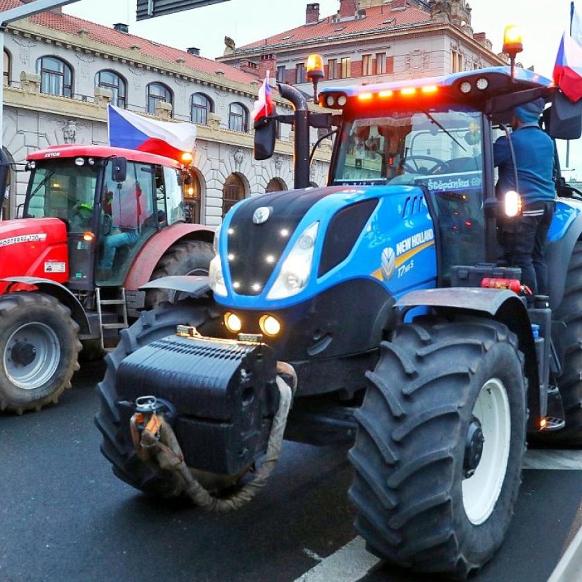 Több száz traktorral Prága belvárosába vonultak a tiltakozó cseh gazdák