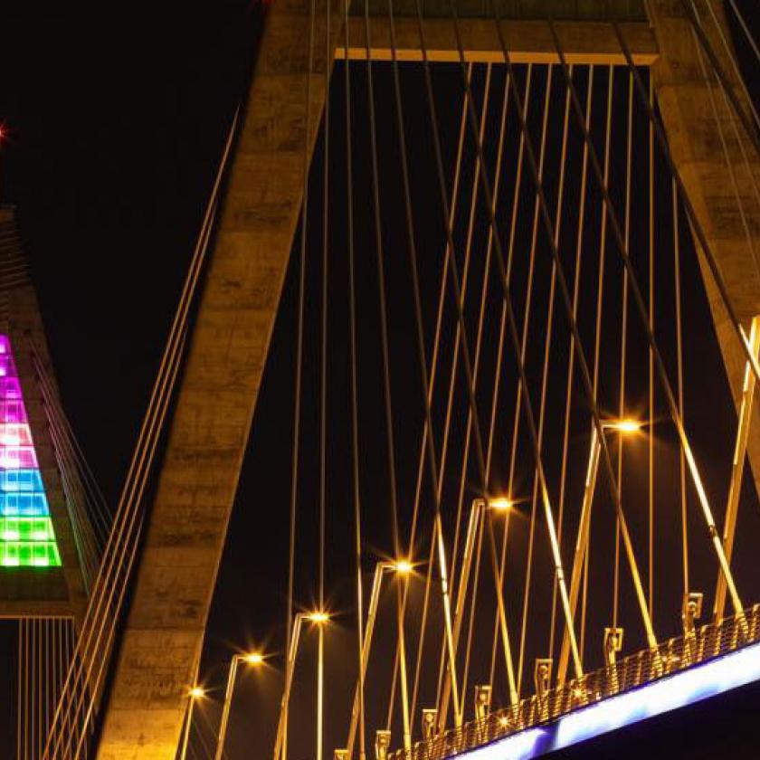 Friss fotók a Megyeri híd új díszkivilágításáról 
