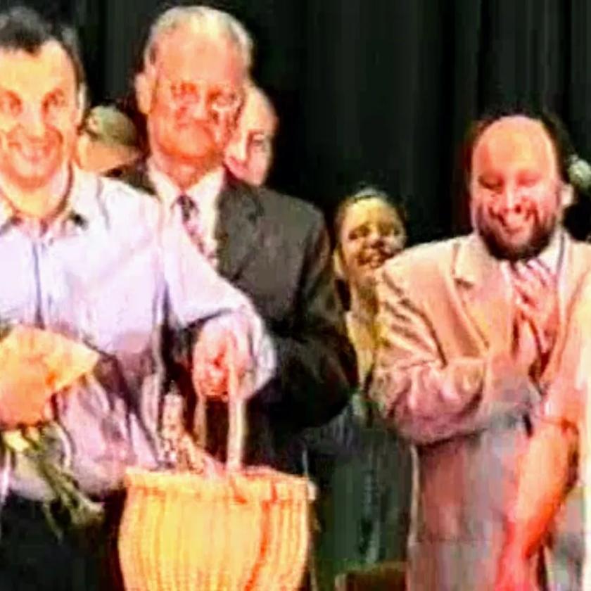 Orbán Viktor 2002-ben a bicskei gyermekotthon pedofil vezetője mellett kampányol - VIDEÓ