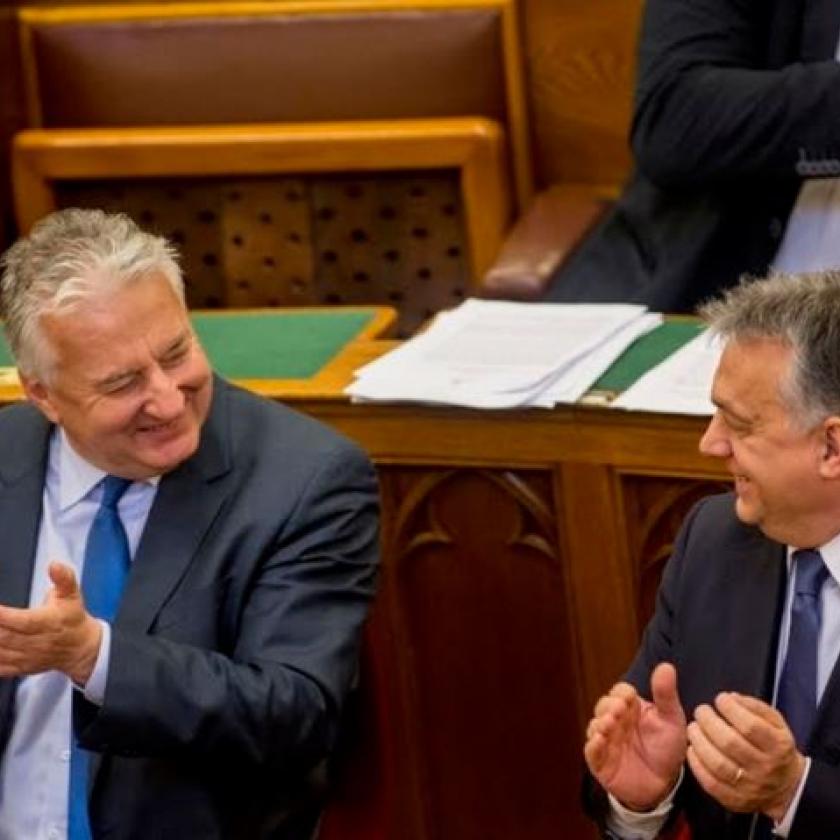 Nem lehet egyenlőségjelet tenni a múlt századi diktátorok és Orbán Viktor közé, de vannak elgondolkodtató hasonlóságok