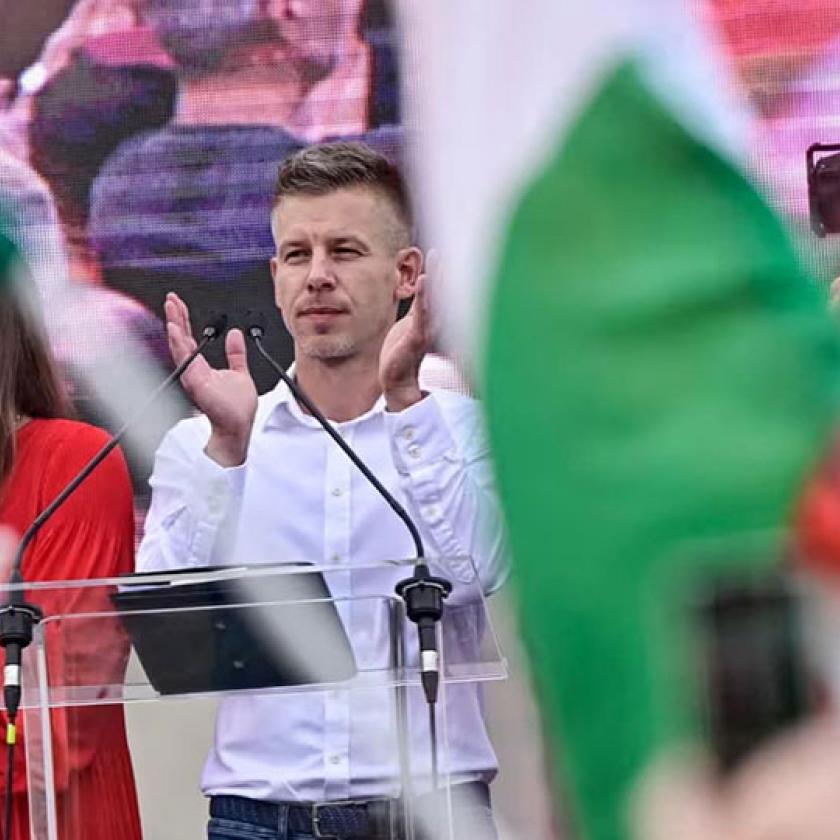 Magyar Péterrel üzentek a kisrendőrök Pintér Sándornak és a kormánynak