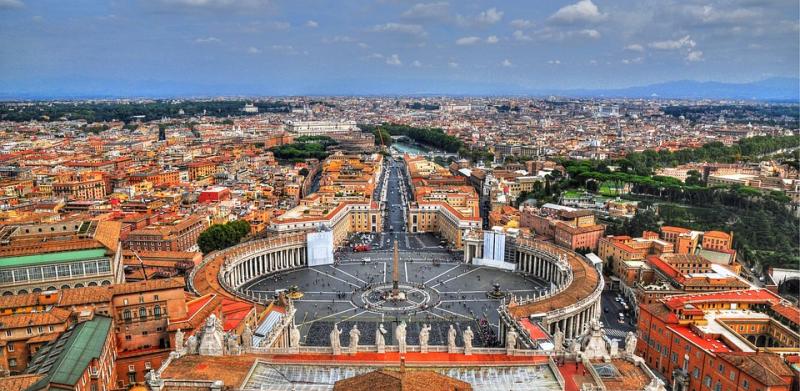 Forrnak az indulatok, perrel fenyegetik a pápát a vatikáni alkalmazottak